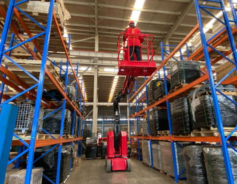 Xe nâng người là gì? Đây là thiết bị nâng người làm việc lên cao an toàn 