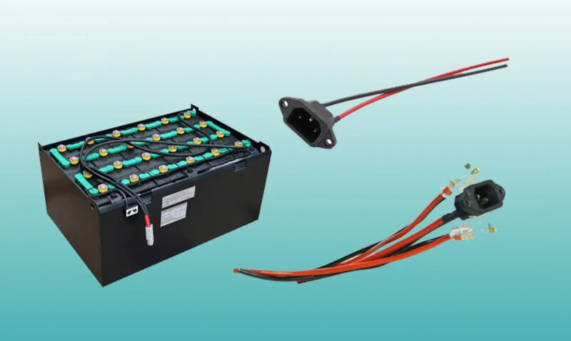 Ắc quy xe nâng rất nặng nên cần sự trợ giúp của người hỗ trợ 