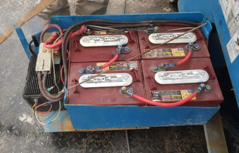 Cần vệ sinh bề mặt bình ắc quy xe nâng người 