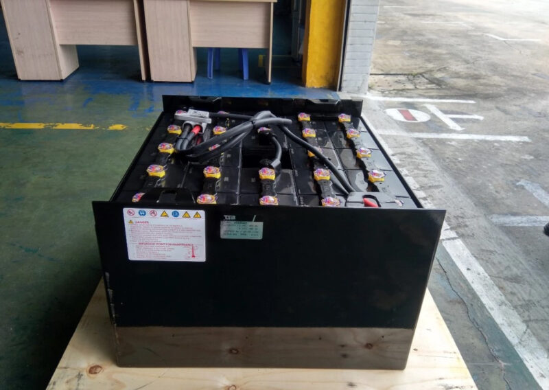 Thay nước bình ắc quy cần thực hiện bởi các chuyên gia có nhiều kinh nghiệm 