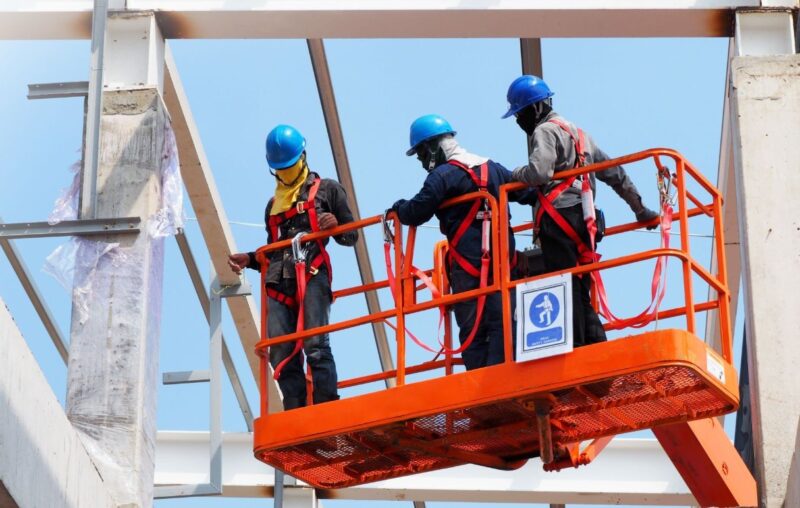Cách thắt dây an toàn khi làm việc trên cao đúng kỹ thuật 6 Cài khóa đùi là bước không thể thiếu khi thắt dây an toàn