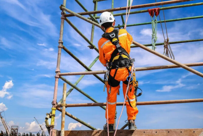 Tham gia khóa học lý thuyết và thực hành chứng chỉ làm việc trên cao 