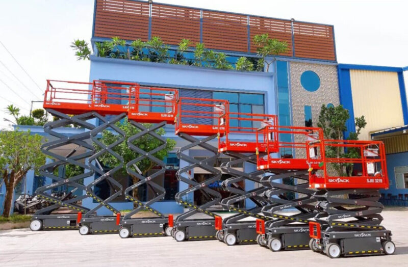Học viên có chứng chỉ xe nâng người giúp nâng cao an toàn lao động
