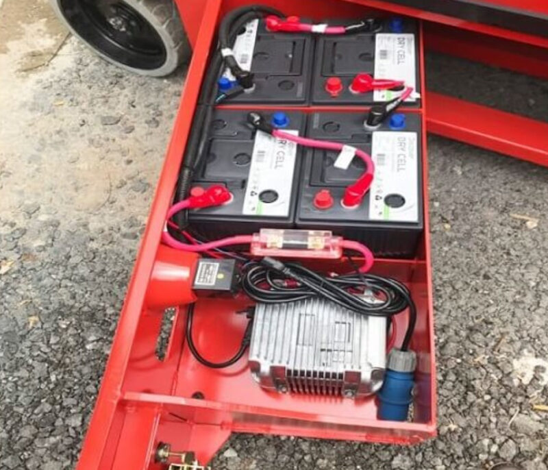 Những ảnh hưởng của thông số pin đến xe nâng người 