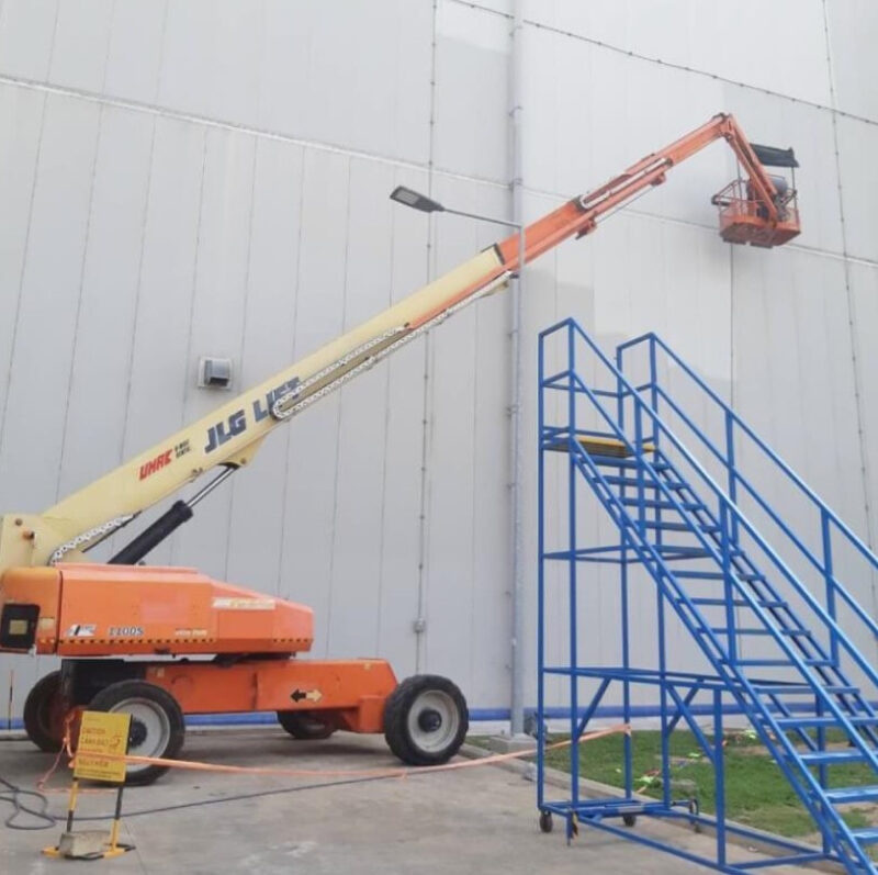 Những yếu tố ảnh hưởng đến giá xe nâng người cũ 