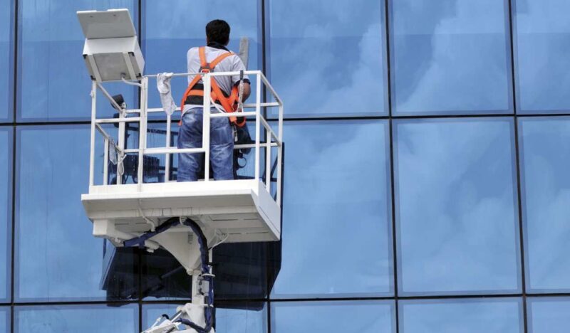 Hình ảnh an toàn khi làm việc trên cao - nhân viên vệ sinh kính 