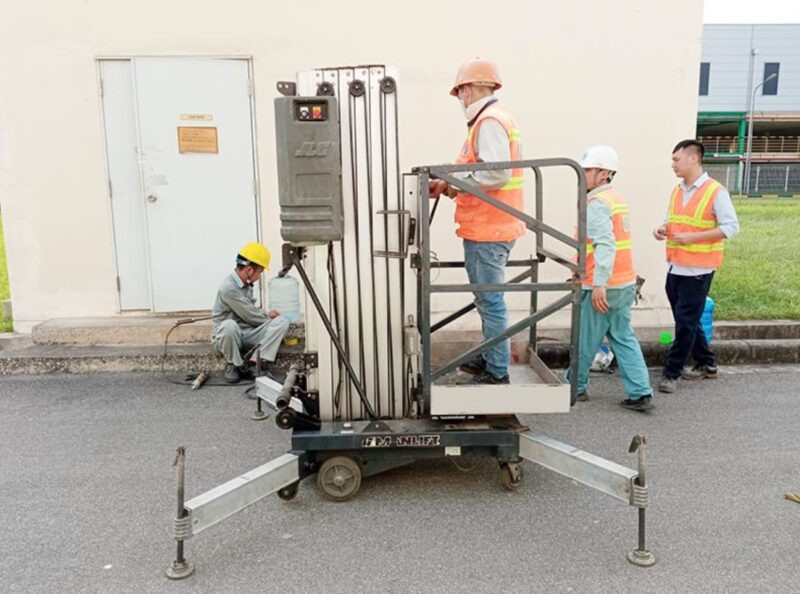 Kỹ năng và sức khỏe đối với người vận hành xe nâng người có trong quy định của pháp luật 