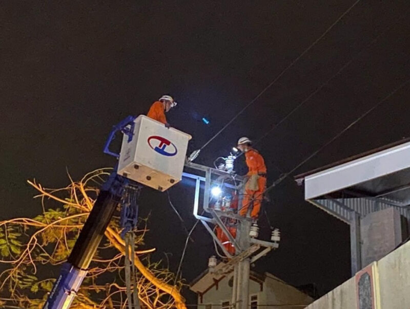 Làm việc trên cao trong mưa bão tăng nguy cơ điện giật do các thiết bị rò rỉ điện hoặc chập mạch 