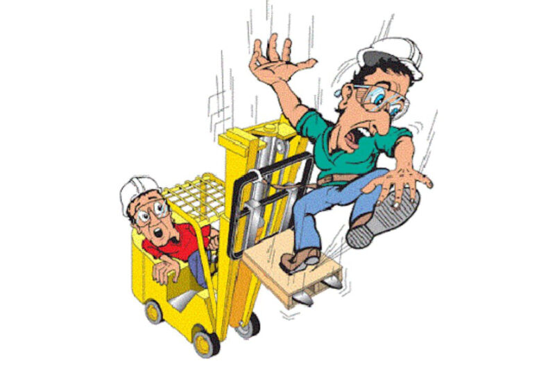 Sử dụng xe nâng người để nâng hàng tiềm ẩn nhiều rủi ro như ngã, lật xe, va chạm 