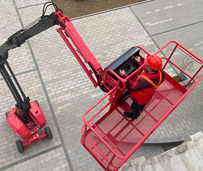 Kiểm tra xe nâng người trước khi vận hành 