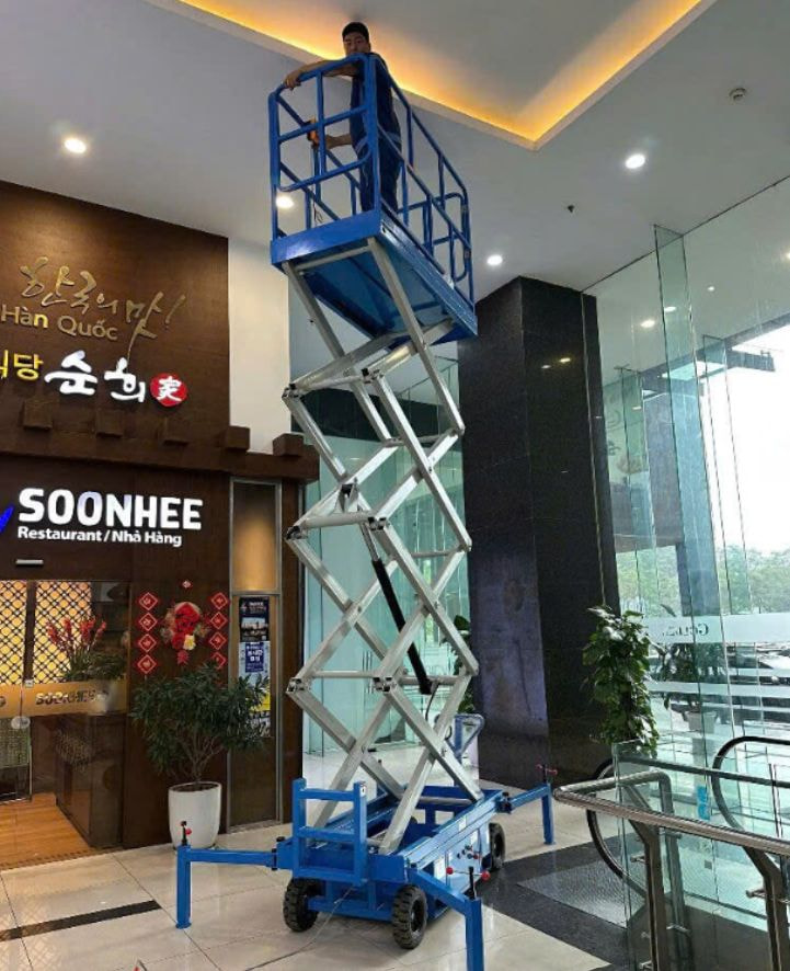 Xe nâng người nội địa có giá thành rẻ, dễ dàng thay thế linh kiện và chi phí vận hành thấp 