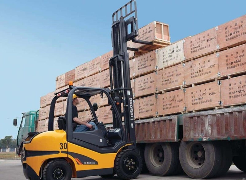 Xe nâng hàng không được phép nâng người do thiếu lan can an toàn, cảm biến và thiết kế không phù hợp 