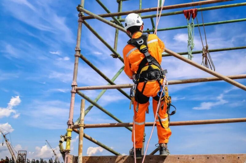 Tai nạn điện khi làm việc trên cao có thể do không tuân thủ khoảng cách an toàn 