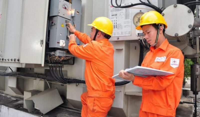 Sử dụng thiết bị bảo hộ cá nhân để cách điện 
