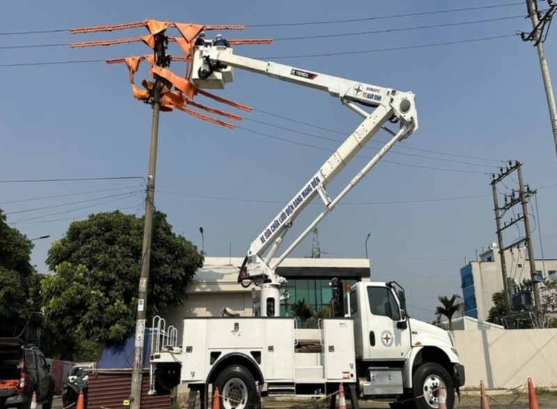 Xe nâng va chạm với đường điện 