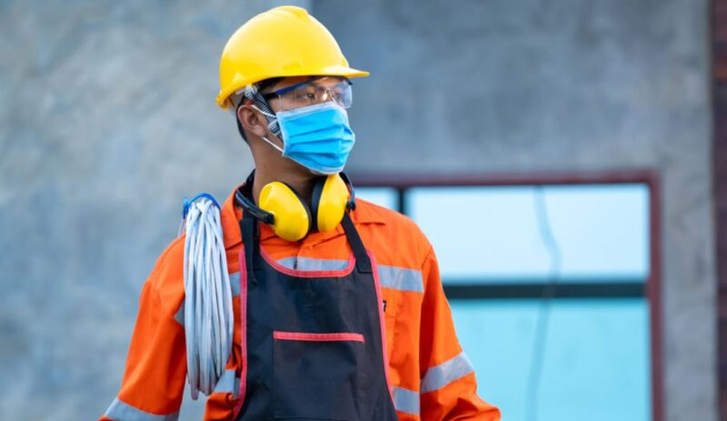 Mũ bảo hộ là thiết bị cơ bản nhưng bảo vệ phần đầu khỏi các vật rơi từ trên cao xuống 