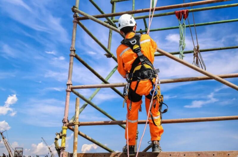 Dây buộc chống rơi là thiết bị làm việc trên cao giúp giữ an toàn khi di chuyển giữa các điểm neo 