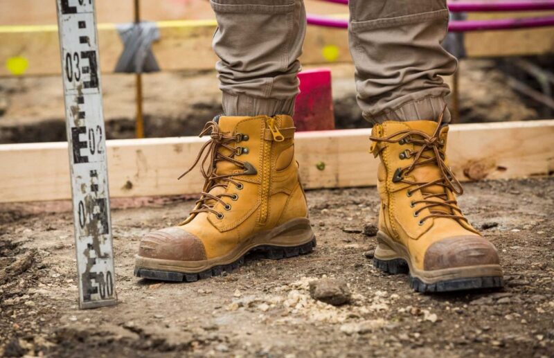 Giày bảo hộ giúp bảo vệ chân khỏi các vật sắc nhọn và trơn trượt 