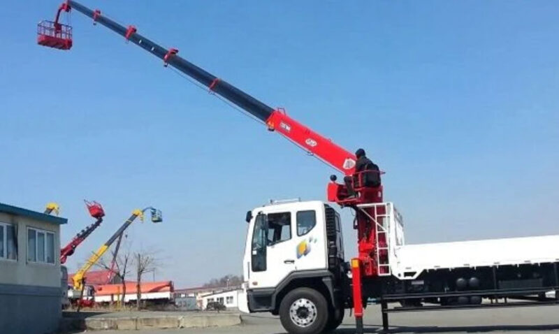 Xe cẩu nâng người là xe tải được gắn cần cẩu thủy lực và giỏ nâng người