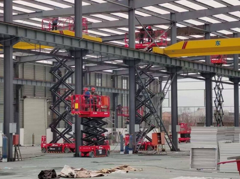 Xe nâng chở được bao nhiêu người? Tùy vào model và tải trọng, xe nâng có thể chở từ 1-4 người 