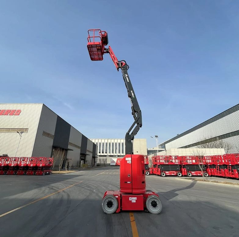 Xe nâng người 12m được sử dụng tại các tòa nhà cao tầng để bảo dưỡng, sửa chữa hệ thống điện, điều hòa... 