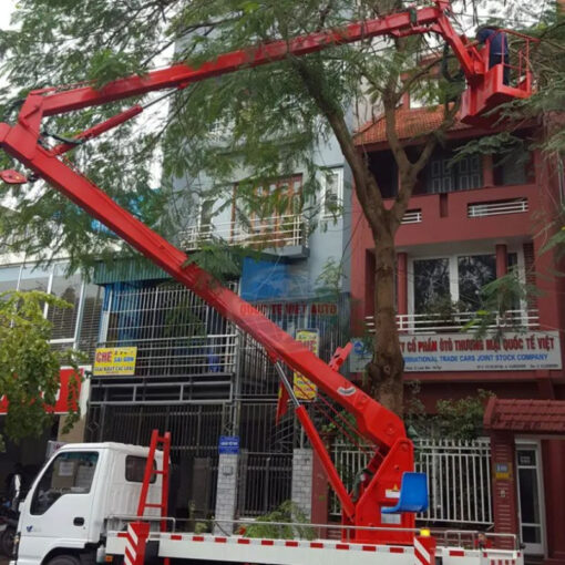 Xe nâng gắn cẩu cắt tỉa cây xanh