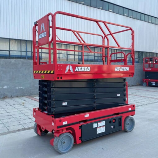 Xe nâng người làm việc trong siêu thị, khách sạn